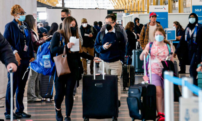 Voyageurs de l'aéroport national Ronald Reagan Washington à Arlington (Virginie), le 19 avril 2022. (Stefani Reynolds/AFP via Getty Images)
