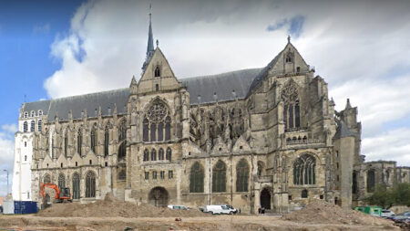 Saint-Quentin: des fouilles autour de la basilique révèlent des dalles funéraires datant du XIVe siècle