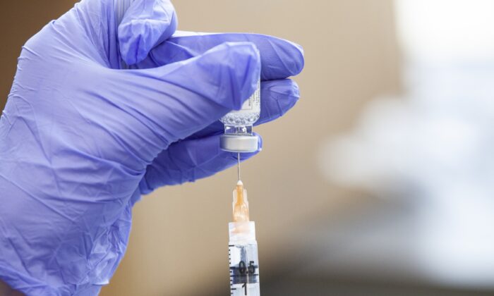Préparation d'un vaccin Covid-19. (Stephen Zenner/Getty Images)