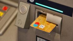 Un distributeur de billet avale sa carte bancaire, il le casse et vole 250 euros