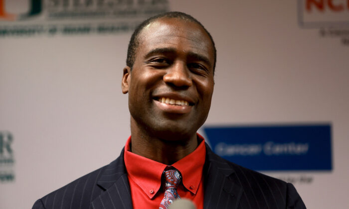 Le Dr Joseph Ladapo, chirurgien général de Floride,  lors d'une conférence de presse à Miami, en Floride, le 17 mai 2022. (Joe Raedle/Getty Images)