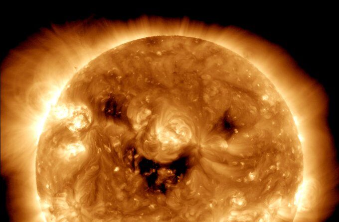 Le Solar Dynamics Observatory de la NASA a capturé une image du soleil "souriant" le 26 octobre. Photo NASA