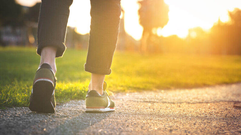 Marcher plus vite est plus important que de marcher plus longtemps, notamment lorsqu'il s'agit de minimiser le risque de maladie cardiovasculaire. Studio de chat créatif / Shutterstock