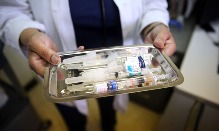 Une infirmière présente un plateau de vaccins à Newark, dans le New Jersey, le 28 août 2013. (Spencer Platt/Getty Images)