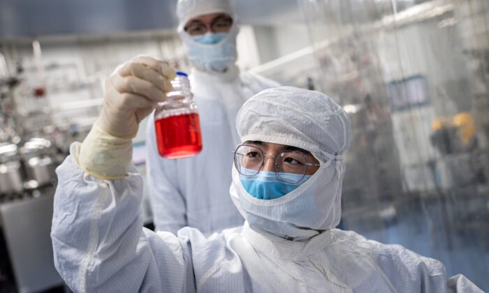 Observation des cellules rénales de singe dans les installations de Sinovac Biotech à Pékin, le 29 avril 2020. (Nicolas Asfouri/AFP via Getty Images)