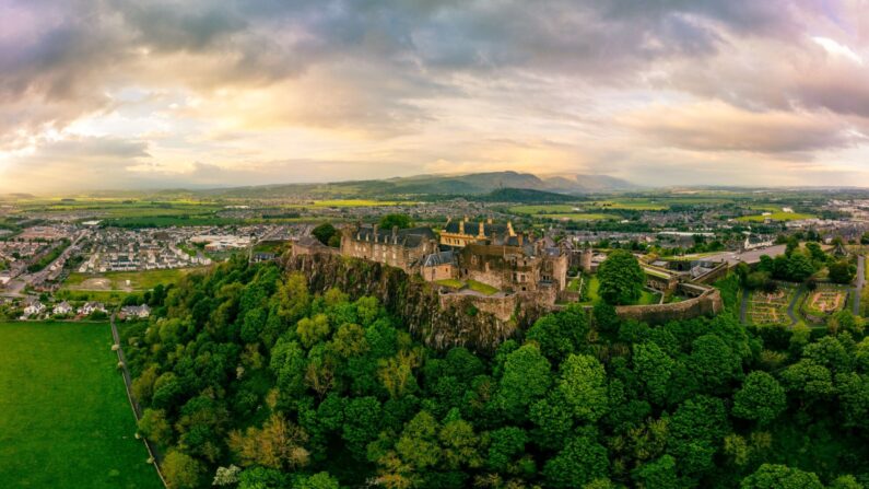 Une vue panoramique du château de Stirling, situé au-dessus de Stirling et du fleuve Forth, au centre de l'Écosse. L'ensemble du complexe présente un aspect médiéval tardif, car l'extérieur a été construit dans le style gothique, avec du grès et du calcaire, souvent utilisés dans l'architecture de l'époque. (Martin Valigursky/Shutterstock)