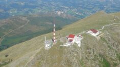 Pays basque : ils gravissent le sommet de la Rhune perchés sur des échasses