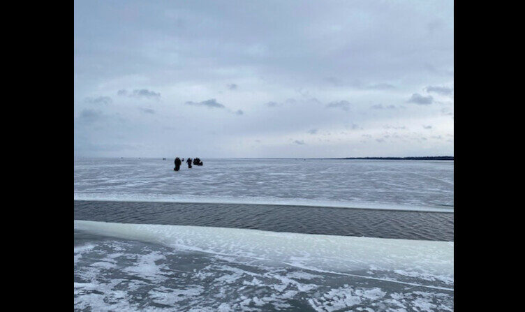 Des pêcheurs américains bloqués sur une plaque de glace. (Photo: Capture d'écran Facebook/Beltrami County Sheriff's Office)