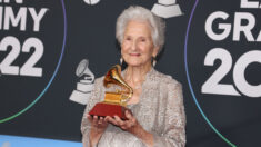 Une femme à qui l’on interdisait de chanter dans son enfance remporte un Latin Grammy Award à 95 ans lorsque son petit-fils enregistre ses chansons