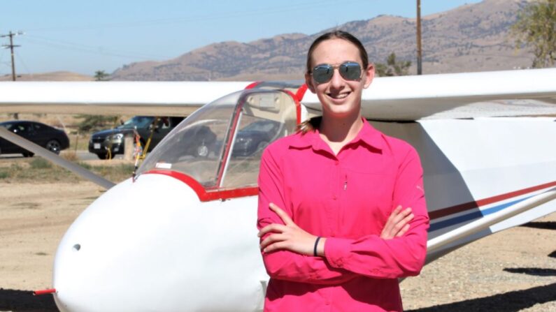 Grace Stumpf, âgée de 14 ans, pose devant un planeur après sa récente leçon à l'école de vol Skylark North Glider à Tehachapi, en Californie. Elle encourage les autres élèves à voler et espère devenir instructeur de vol. (Linda KC Reynolds)