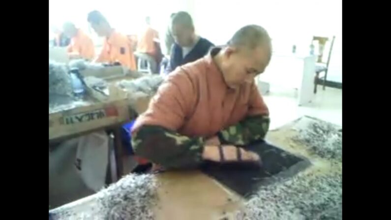 Image d’une vidéo prise en secret du camp de travail forcé de Masanjia, en Chine, montrant des détenus en train de fabriquer des diodes pendant les Jeux olympiques de Pékin en 2008. (Avec l'aimable autorisation de Yu Ming)