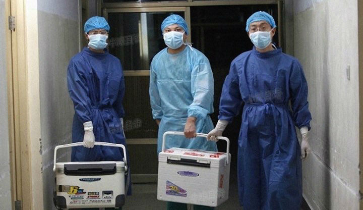 Médecins chinois transportent des organes pour une transplantation dans un hôpital de la province du Henan, le 16 août 2012. (Capture d'écran/Sohu.com)