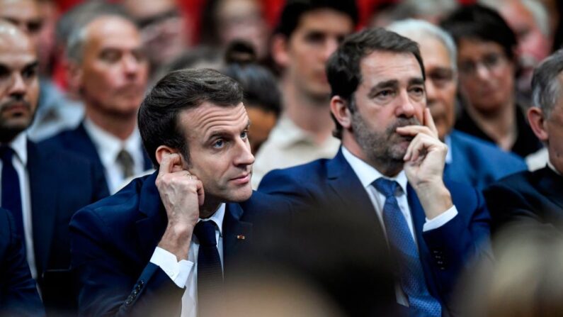 Emmanuel Macron et Christophe Castaner lors d'une réunion dans le cadre du "Grand débat national", le 7 mars 2019. (CHRISTOPHE SIMON/AFP via Getty Images)