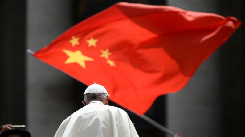 Un fidèle brandit le drapeau de la Chine alors que le pape François part après l'audience générale hebdomadaire, le 12 juin 2019, sur la place Saint-Pierre au Vatican. (Photo : FILIPPO MONTEFORTE/AFP via Getty Images)