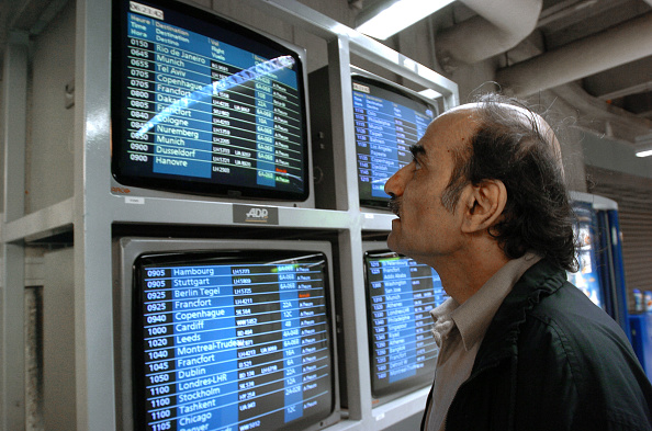 Mehran Karimi Nasseri à l'aéroport de Roissy. (Photo : STEPHANE DE SAKUTIN/AFP via Getty Images)