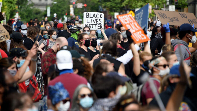 Manifestation Black Lives Matter sur la place Lafayette devant la Maison Blanche à Washington, DC, le 2 juin 2020. (OLIVIER DOULIERY/AFP via Getty Images)