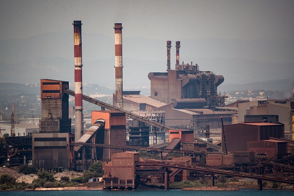 Le deuxième sidérurgiste mondial ArcelorMittal a décidé de mettre à l'arrêt temporairement un des deux hauts-fourneaux de son site de Fos-sur-Mer (Bouches-du-Rhône). (Photo CLEMENT MAHOUDEAU/AFP via Getty Images)