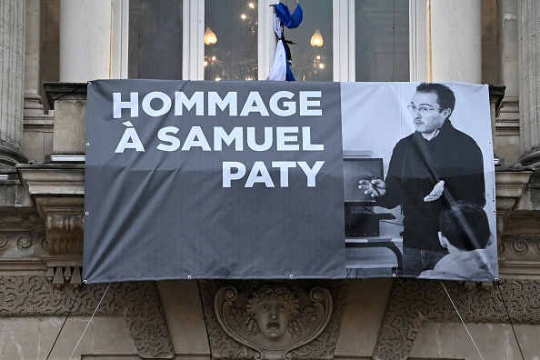 Un portrait du professeur français Samuel Paty, sur la façade de l'Opéra Comédie à Montpellier le 21 octobre 2020. (PASCAL GUYOT/AFP via Getty Images)