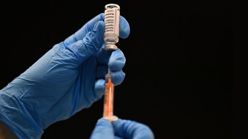 Préparation d’un vaccin Covid en janvier 2021 (Photo by BEN STANSALL/AFP via Getty Images)
