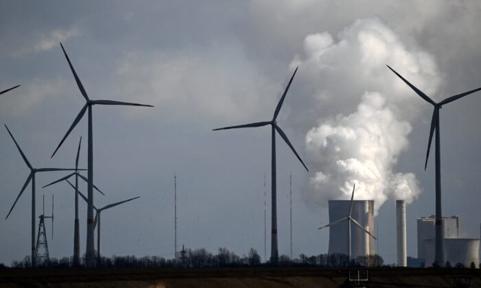 Éoliennes près de la centrale électrique au charbon Neurath du géant énergétique allemand RWE à Garzweiler, dans l'ouest de l'Allemagne, le 15 mars 2021. (INA FASSBENDER/AFP via Getty Images)