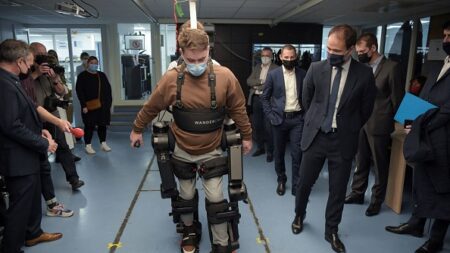Invalides à Paris: des militaires blessés peuvent remarcher à l’aide de l’exosquelette « Atalante »