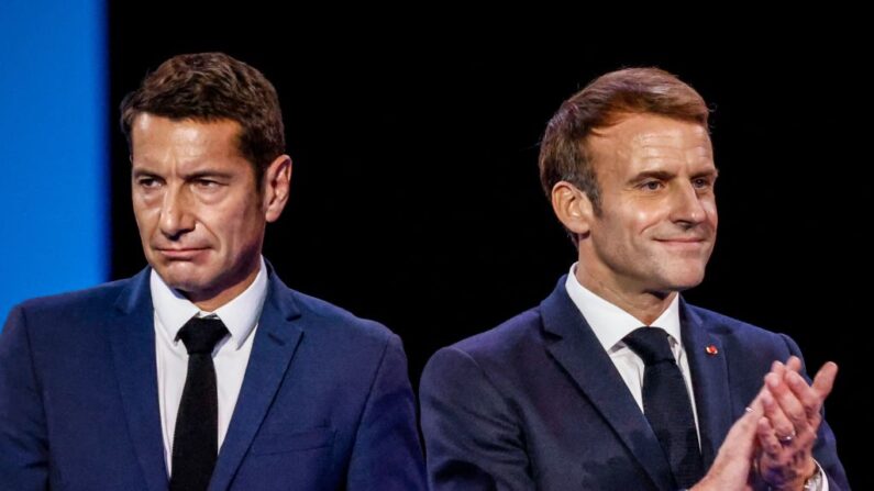 Emmanuel Macron applaudit aux côtés du président nouvellement élu de l'Association des maires de France (AMF) et du maire de Cannes, David Lisnard (à gauche), à Paris, le 18 novembre 2021. (Photo: LUDOVIC MARIN/AFP via Getty Images)
