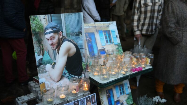 Des portraits et des bougies sont exposés lors d'une marche blanche en hommage à Morgan Keane, un an après qu'il a été tué par un chasseur, à Cajarc, dans le sud-ouest de la France, le 4 décembre 2021. (Photo: VALENTINE CHAPUIS/AFP via Getty Images)