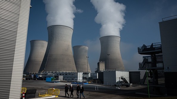 Vue de la centrale nucléaire du Bugey à Saint-Vulbas dans l'Ain. (JEAN-PHILIPPE KSIAZEK/AFP via Getty Images)