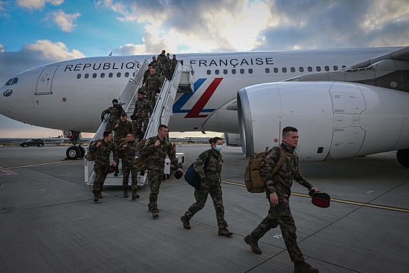 Des militaires de l'armée française  arrivent sur la base aérienne de Mihail Kogalniceanu. (Photo : DANIEL MIHAILESCU/AFP via Getty Images)
