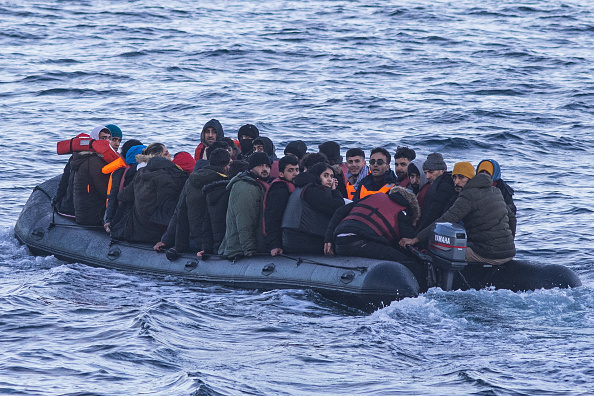 Des migrants traversent illégalement la Manche de la France vers la Grande-Bretagne. (Photo : SAMEER AL-DOUMY/AFP via Getty Images)