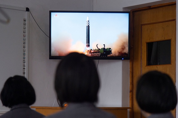 Des étudiants de l'Université de commerce Jang Chol Gu de Pyongyang regardent des images du lancement du missile Hwasong-17. Photo de KIM WON JIN/AFP via Getty Images.
