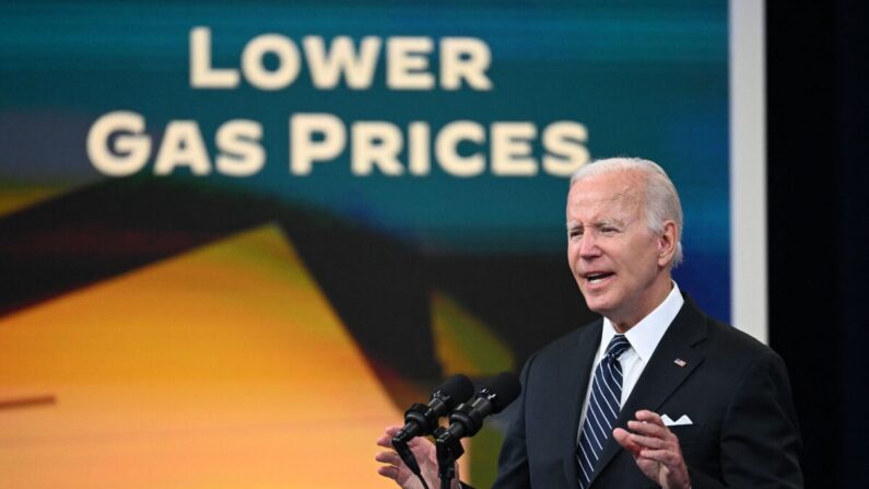 Joe Biden s’exprime sur les efforts visant à réduire les prix élevés de l'essence dans l'auditorium de la cour sud du bâtiment du bureau exécutif Eisenhower à Washington, le 22 juin 2022. (Jim Watson/AFP via Getty Images)
