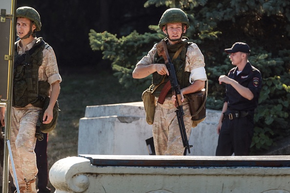 Des membres de la marine et de la police russes patrouillent devant le quartier général de la flotte russe de la mer Noire à Sébastopol, en Crimée, le 31 juillet 2022.  (Photo : STRINGER/AFP via Getty Images)