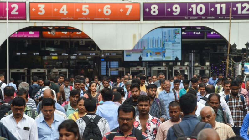 Les usagers sortent du terminus ferroviaire Chhatrapati Shivaji Maharaj à l'heure de pointe du matin à Mumbai, le 8 septembre 2022. (Photo: PUNIT PARANJPE/AFP via Getty Images)