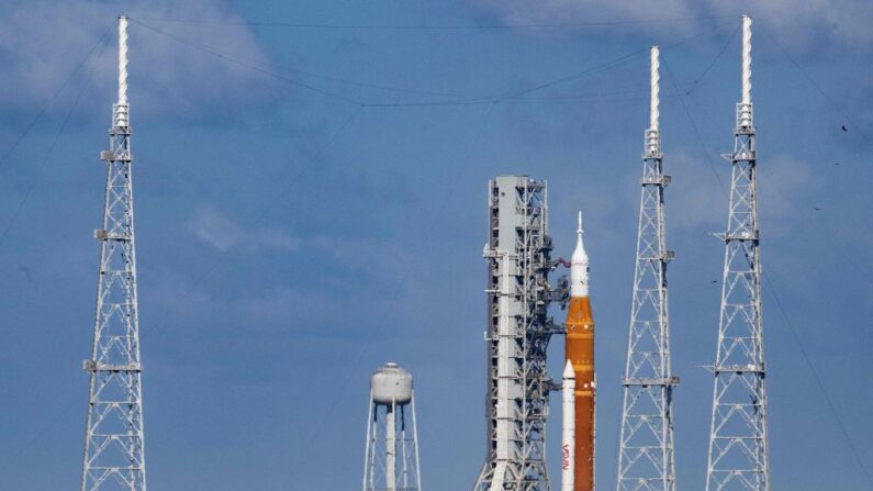 La fusée Artemis 1 se trouve sur le pas de tir 39B du centre spatial Kennedy de la NASA à Cap Canaveral, en Floride, le 24 septembre 2022. (Photo: JIM WATSON/AFP via Getty Images)