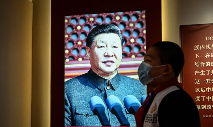 Affiche de Xi Jinping, lors d'une exposition sur l'histoire du Parti communiste chinois (PCC) au bâtiment rouge de l'Université de Pékin, le 7 octobre 2022. (Jade Gao/AFP via Getty Images)