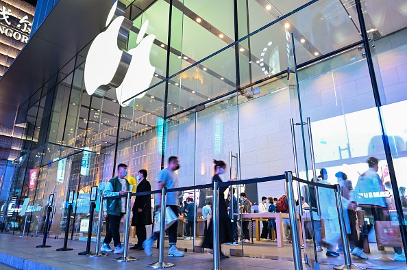 Des personnes visitent un magasin Apple à Shanghai le 24 octobre 2022. (Photo : HECTOR RETAMAL/AFP via Getty Images)