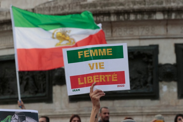 "Femme, vie, liberté." Rassemblement de soutien aux manifestations en Iran, place de la République à Paris, le 29 octobre 2022. (Photo :  GEOFFROY VAN DER HASSELT/AFP via Getty Images)