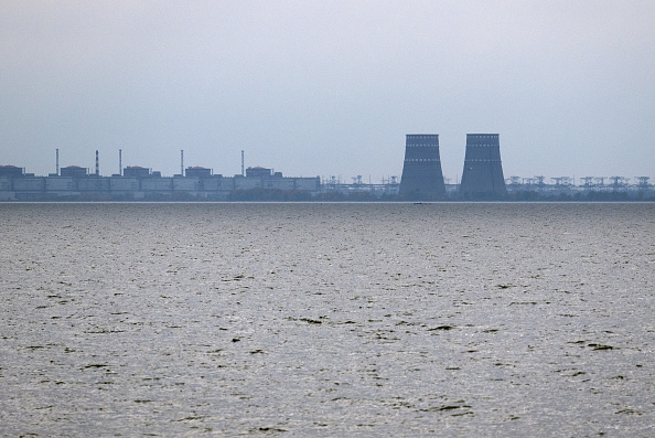  La centrale nucléaire de Zaporijia, la plus grande centrale nucléaire d'Europe et actuellement détenue par les forces russes, est photographiée le 29 octobre 2022 depuis Prydniprovske, en Ukraine. (Photo : Carl Court/Getty Images)