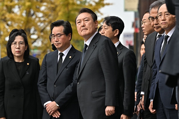 Le Président sud-coréen Yoon Suk-yeol (C) a salué la nouvelle, alors que la Corée est en période de deuil national après la mort de plus de 150 personnes dans une bousculade lors de célébrations d'Halloween dans le centre de Séoul. (Photo JUNG YEON-JE/AFP via Getty Images)