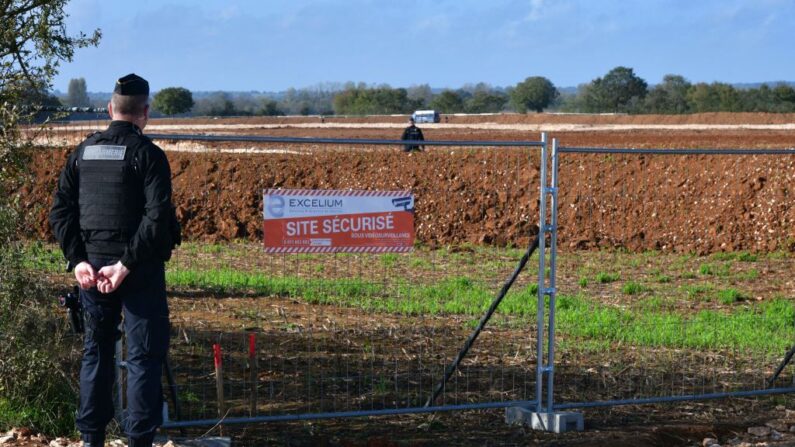 Des gendarmes montent la garde sur un site sécurisé à Sainte-Soline, dans le centre-ouest de la France, le 2 novembre 2022. (Photo: PASCAL LACHENAUD/AFP via Getty Images)