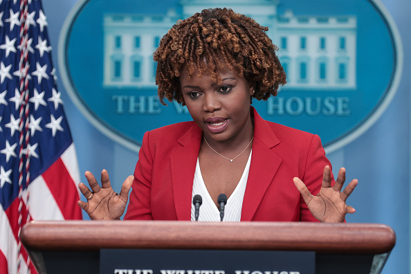 La secrétaire de presse de la Maison Blanche, Karine Jean-Pierre, s'exprime lors d'un point de presse quotidien à la Maison Blanche, le 2 novembre 2022 à Washington, DC. (Photo : Oliver Contreras/Getty Images)