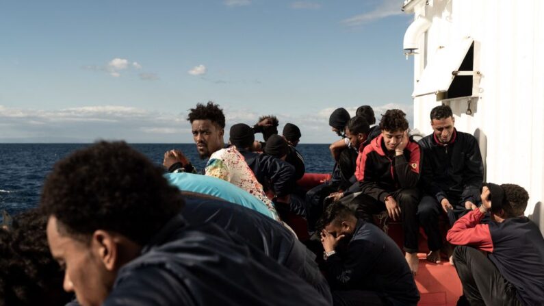 Des migrants sur le pont du navire "Ocean Viking", le 6 novembre 2022 en mer Méditerranée, dans les eaux internationales. (Photo: VINCENZO CIRCOSTA/AFP via Getty Images)