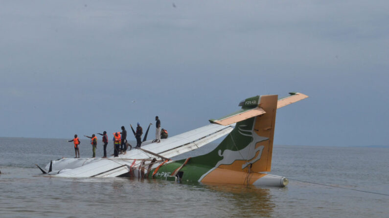 Des sauveteurs recherchent des survivants après qu'un avion de Precision Air transportant 43 personnes a plongé dans le lac Victoria, en Tanzanie, le 6 novembre 2022. (Photo: SITIDE PROTASE/AFP via Getty Images)
