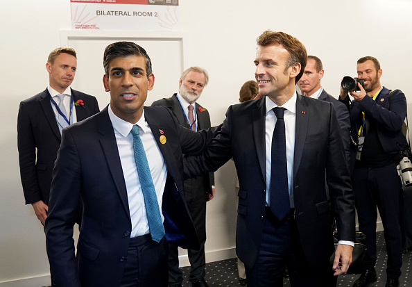 Le premier ministre britannique Rishi Sunak (à gauche) rencontre le président français Emmanuel Macron avant une réunion bilatérale pendant la conférence sur le climat COP 27, le 7 novembre 2022 à Sharm El Sheikh, en Égypte. (Photo : Stefan Rousseau - Pool/Getty Images)