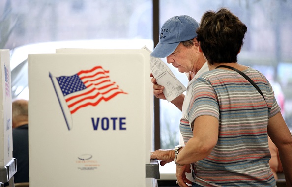 Un électeur dépose son bulletin de vote au siège du superviseur des élections du comté d'Orange, un jour avant les élections de mi-mandat américaines à Orlando, en Floride, le 7 novembre 2022.  (Photo : GREGG NEWTON/AFP via Getty Images)