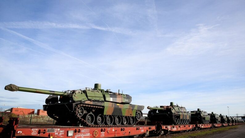 Des chars Leclerc français chargés sur un train à la base militaire de Mourmelon-le-Grand, dans le nord-est de la France, le 8 novembre 2022, avant une mission en Roumanie. (Photo: FRANCOIS NASCIMBENI/AFP via Getty Images)