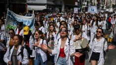 Argentine: santé publique étranglée par l’inflation, médecins et infirmiers dans la rue