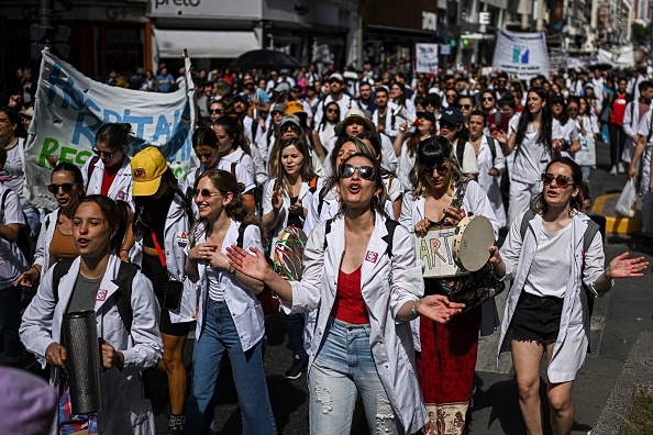 Des médecins et des travailleurs de la santé participent à une manifestation pour réclamer une augmentation de salaire et de meilleures conditions de travail dans un contexte d'inflation croissante qui devrait atteindre 100 % cette année, le 8 novembre 2022 à Buenos Aires, en Argentine. (Photo : LUIS ROBAYO/AFP via Getty Images)
