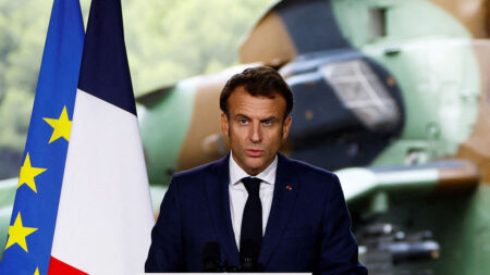Défense: la dissuasion nucléaire française « contribue » à la sécurité de l’Europe, affirme Emmanuel Macron